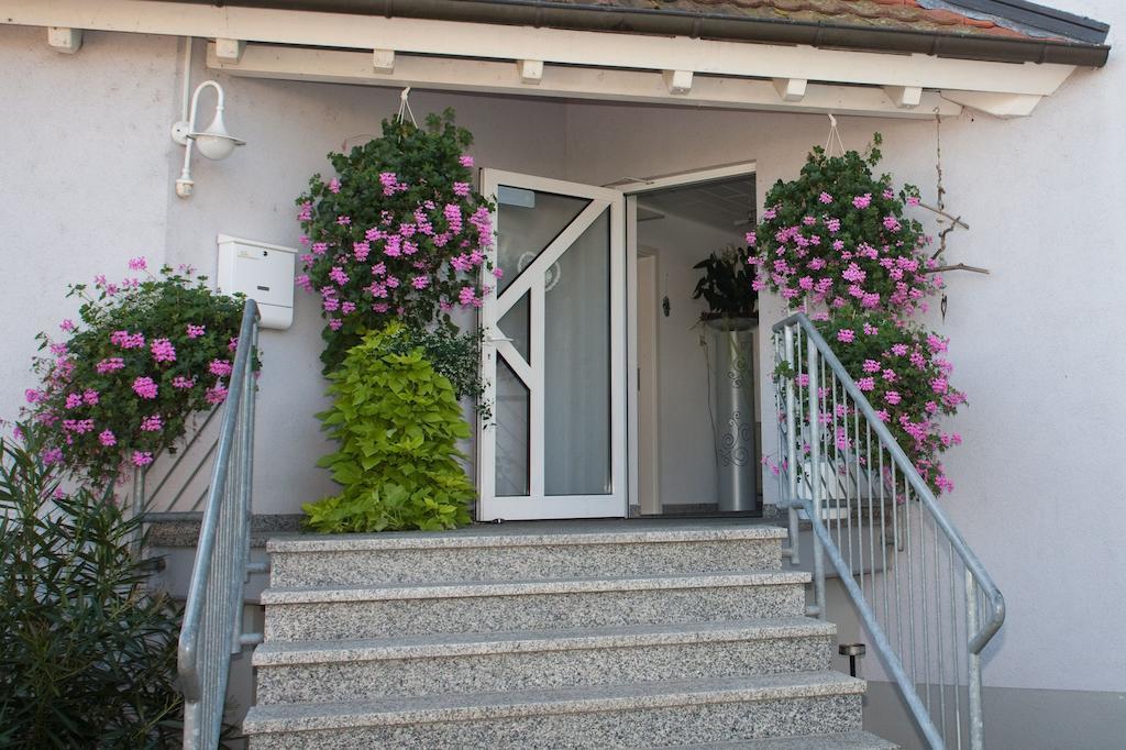 Gästehaus zur offenen Tür Aparthotel Rheinhausen Exterior foto